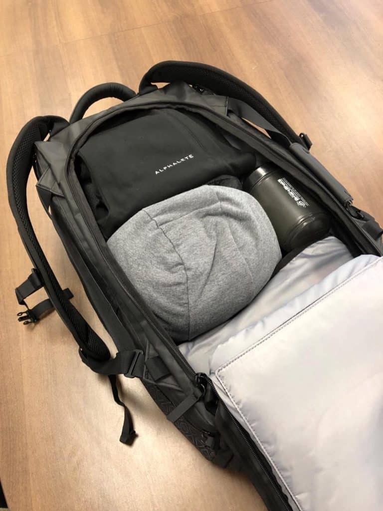 Nomatic 40L interior and capacity