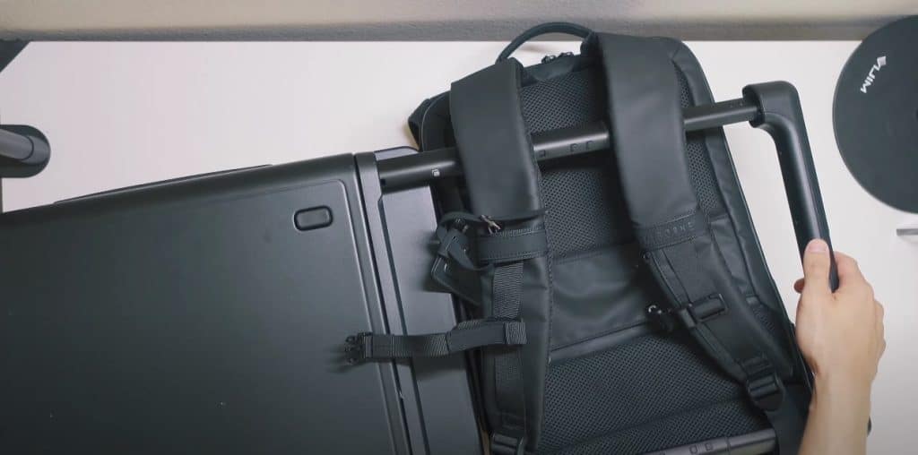 Level8 Voyageur Luggage 2 Piece Set Review: Smooth Rolling & Durable Design 7 Level8 Voyageur luggage telescopic handle with backpack pass-through sleeve attached