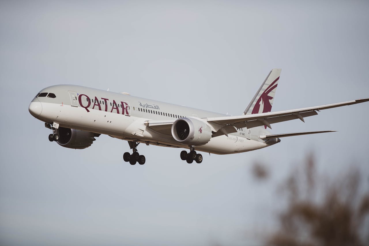 Qatar Airways aircraft in flight, representing cabin baggage and carry-on luggage requirements for Qatar Airways passengers